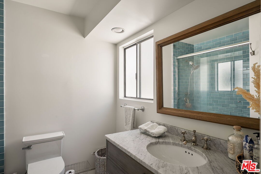 812 16th St Unit: 5