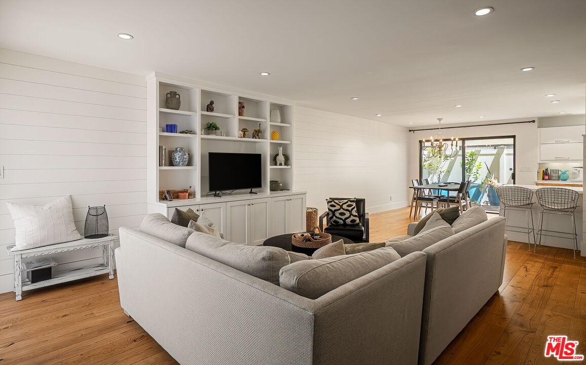 812 16th St Unit: 5