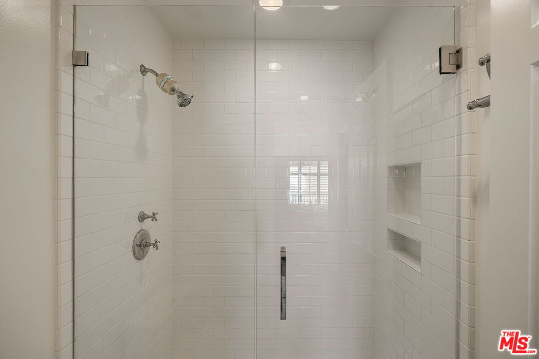 812 16th St Unit: 5