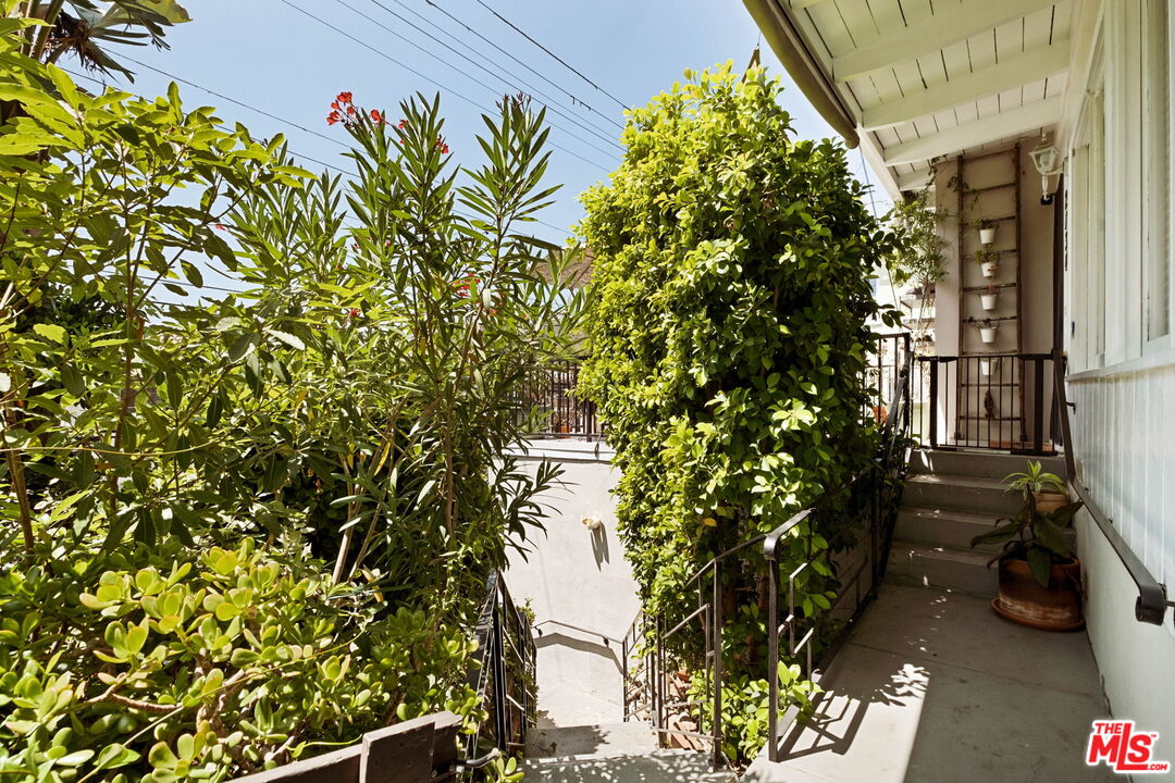 2132 Vine St