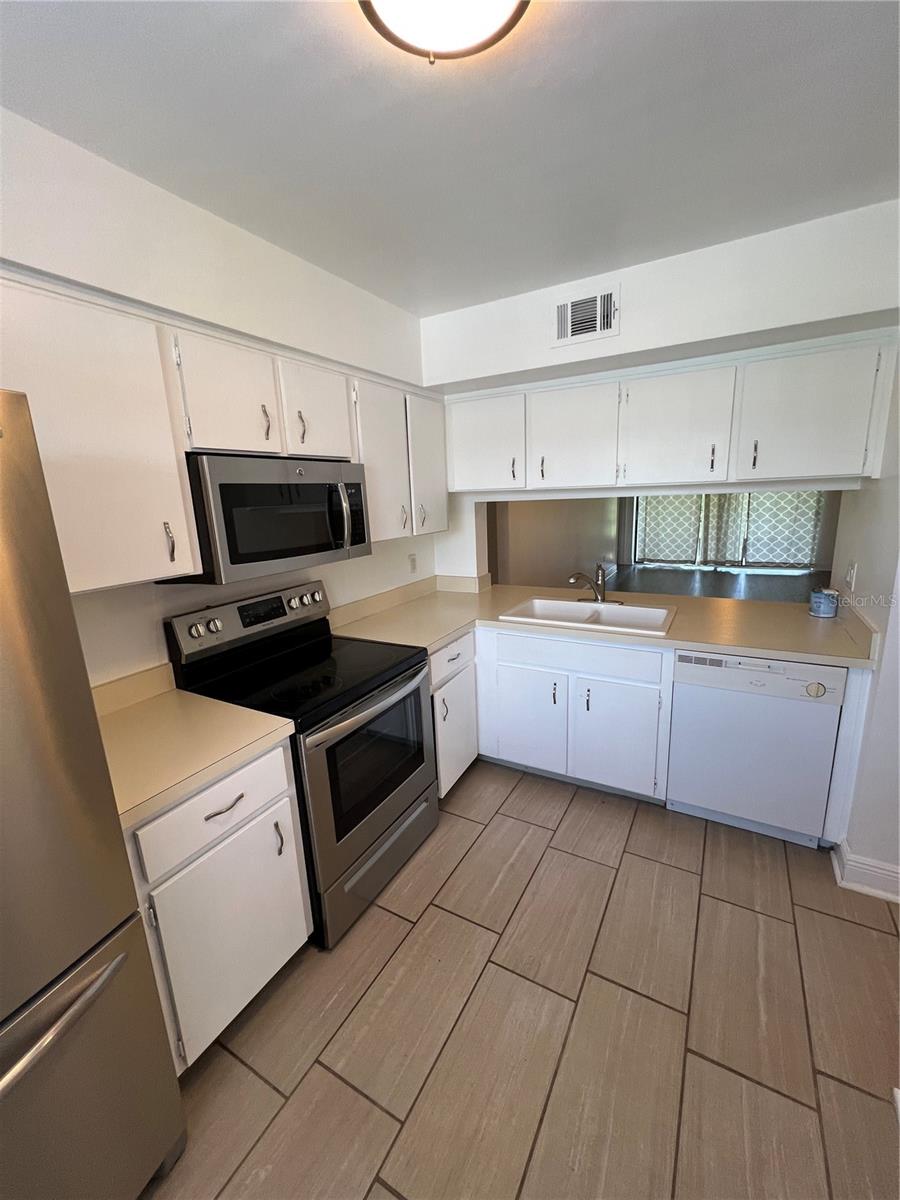 6078 WILLOWPOINTE CIR #203