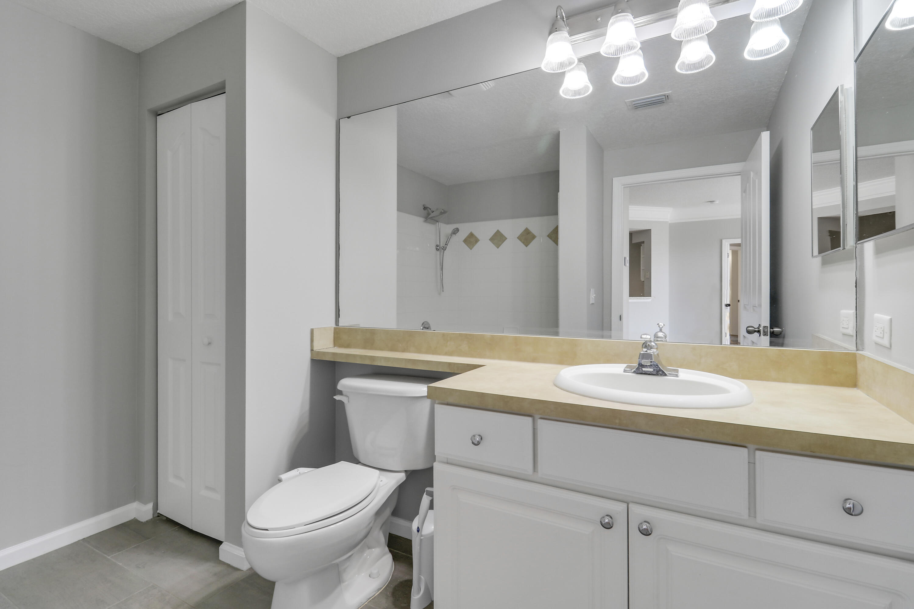 6204 Myrtlewood Circle W