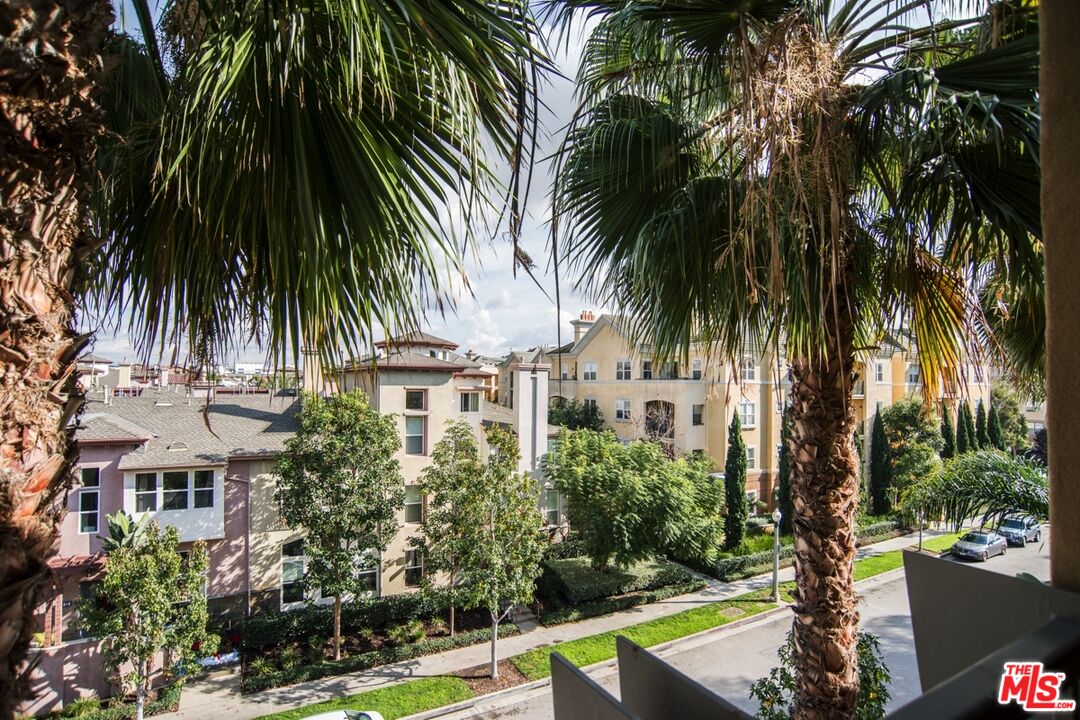 5831 Seawalk Dr Unit: 221