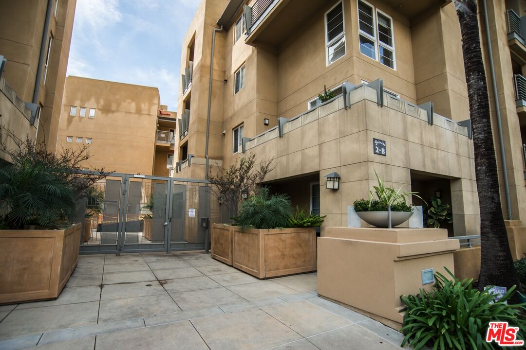 5831 Seawalk Dr Unit: 221