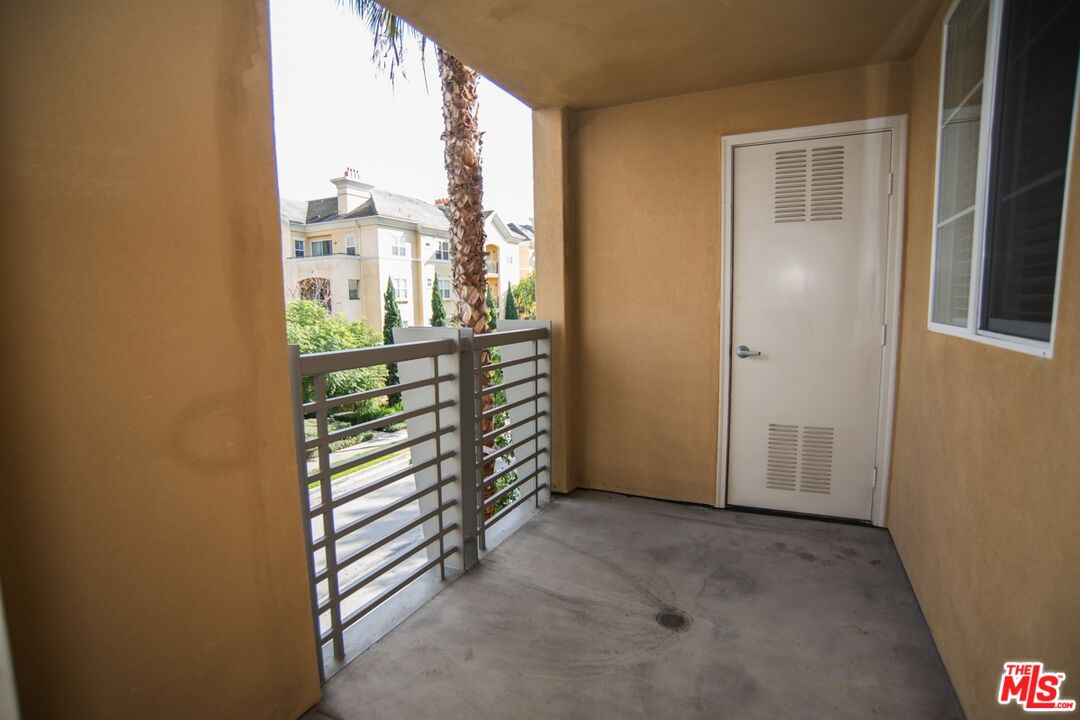 5831 Seawalk Dr Unit: 221