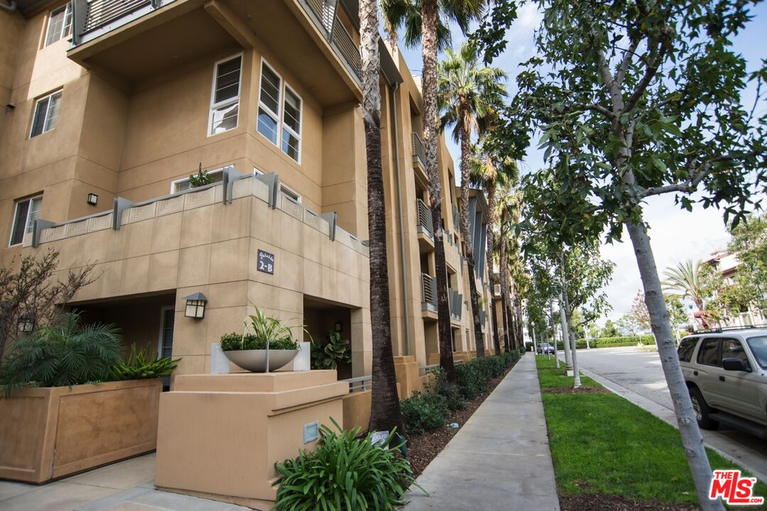 5831 Seawalk Dr Unit: 221