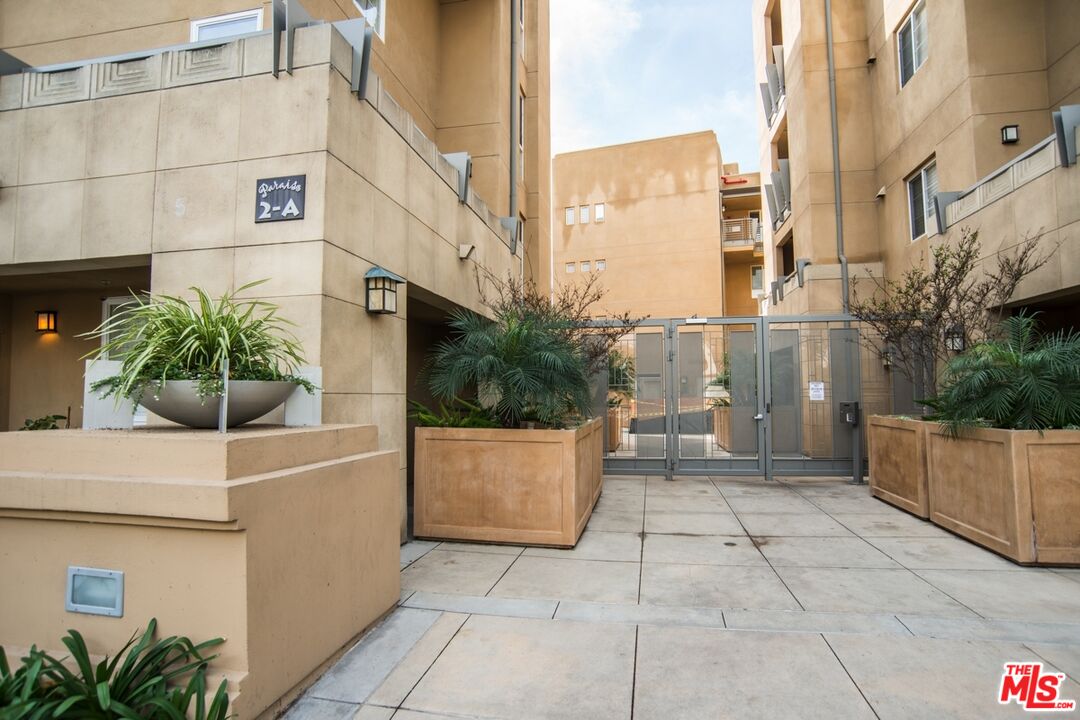 5831 Seawalk Dr Unit: 221