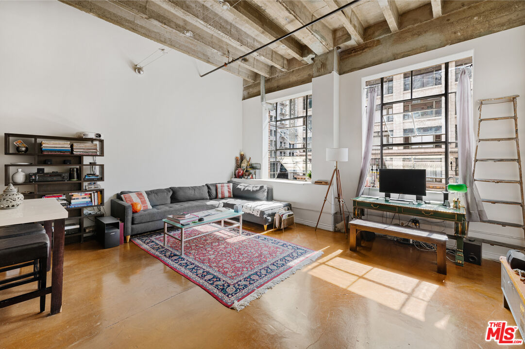 312 W 5th St Unit: 216