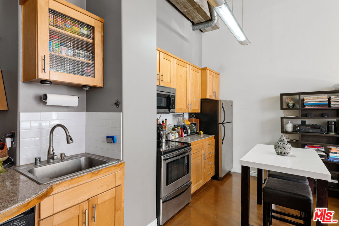 312 W 5th St Unit: 216