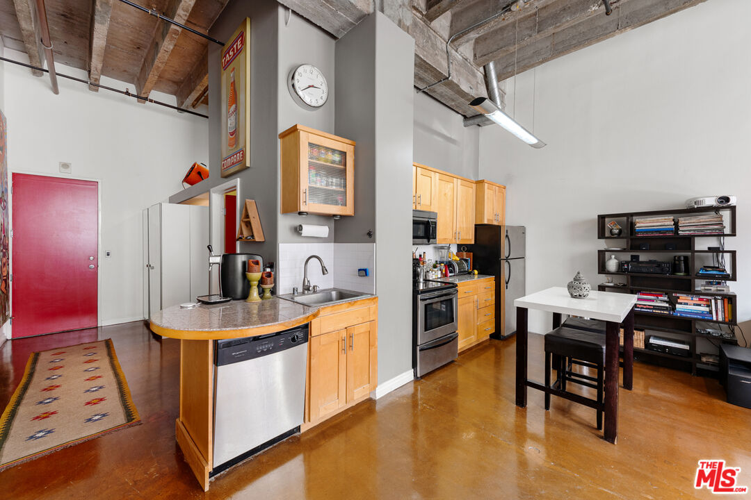 312 W 5th St Unit: 216