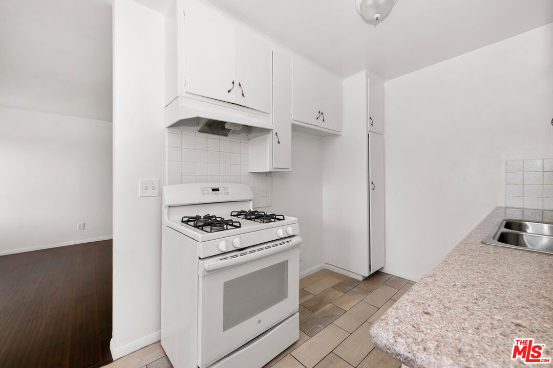3355 S Canfield Ave Unit: 11