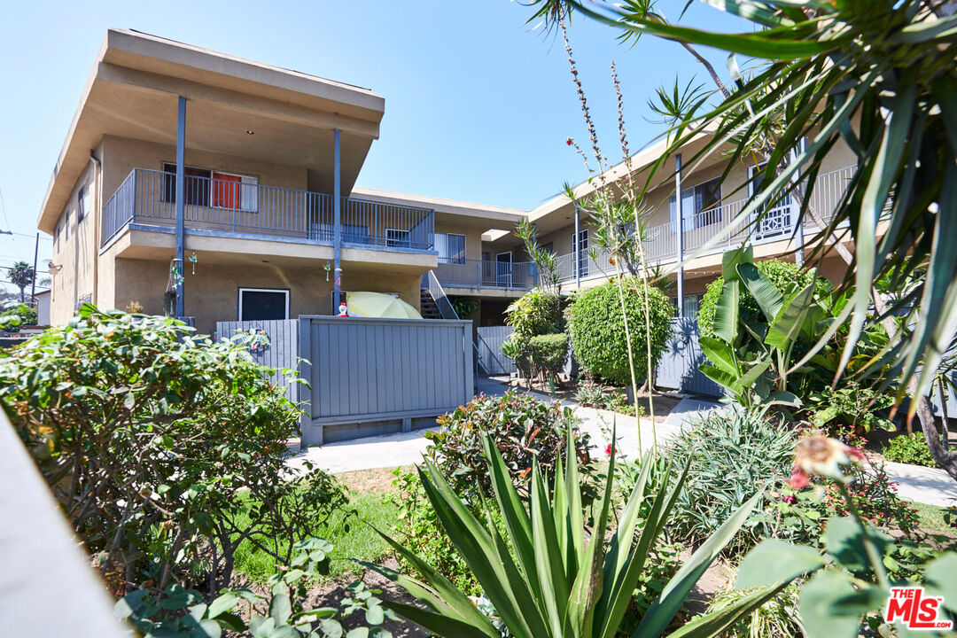 3355 S Canfield Ave Unit: 11