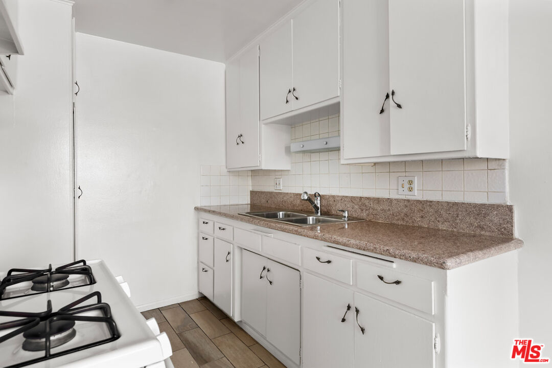 3355 S Canfield Ave Unit: 11