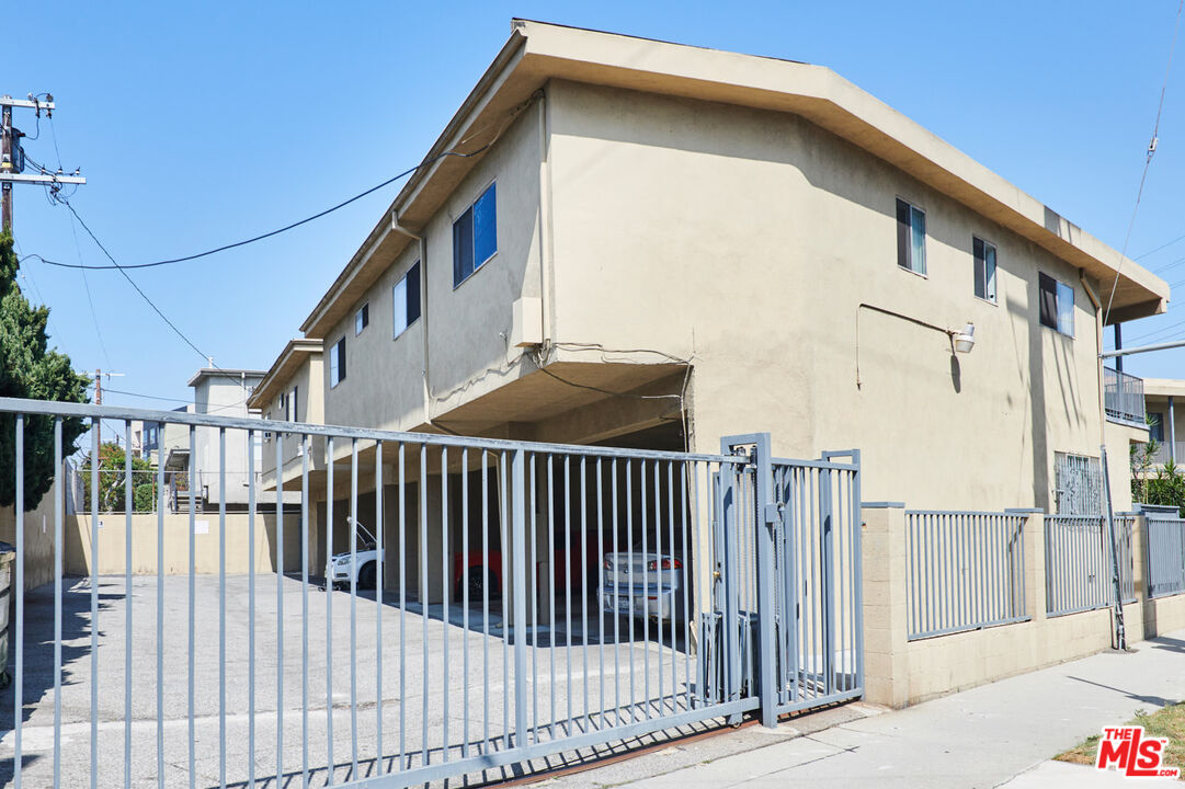 3355 S Canfield Ave Unit: 11