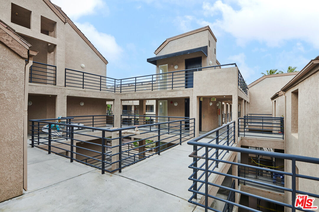 1200 Pacific Coast Hwy Unit: 305