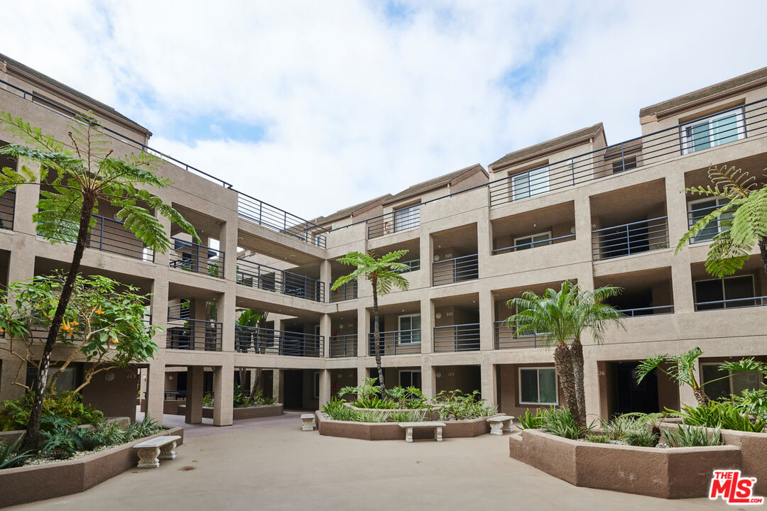 1200 Pacific Coast Hwy Unit: 305