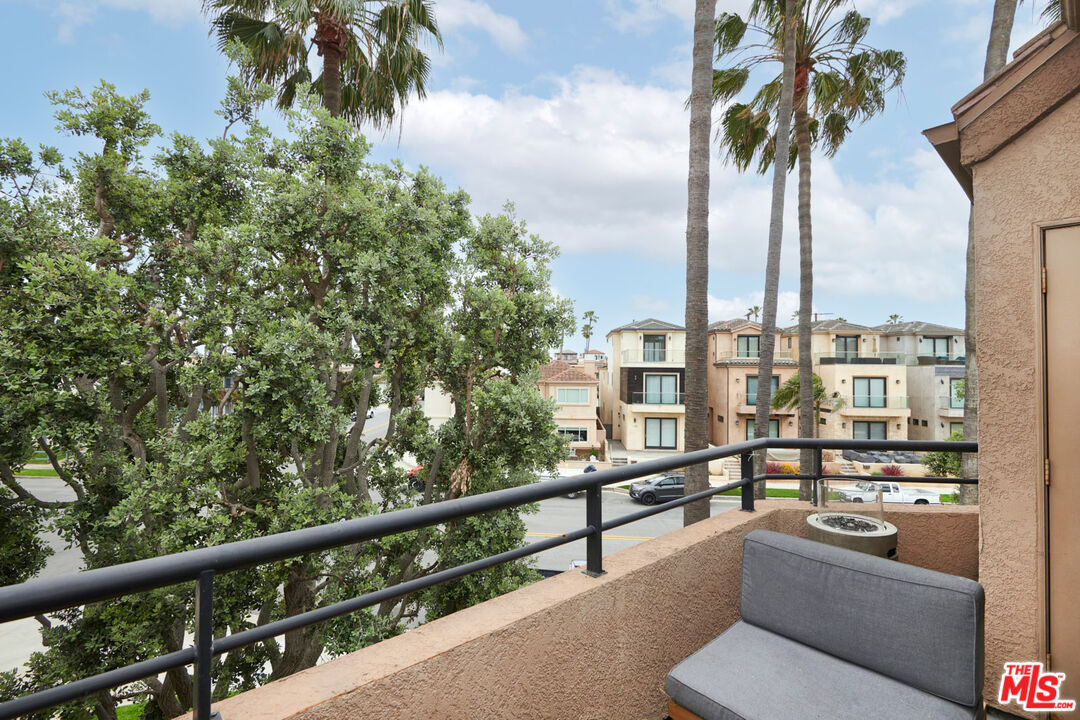 1200 Pacific Coast Hwy Unit: 305