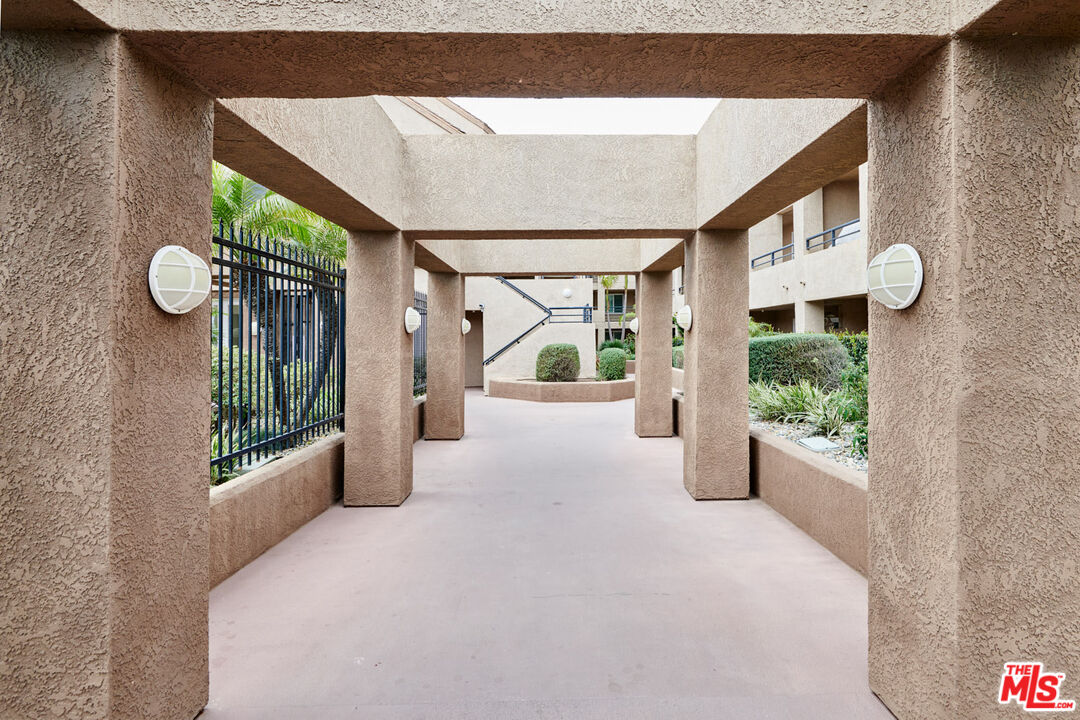 1200 Pacific Coast Hwy Unit: 305