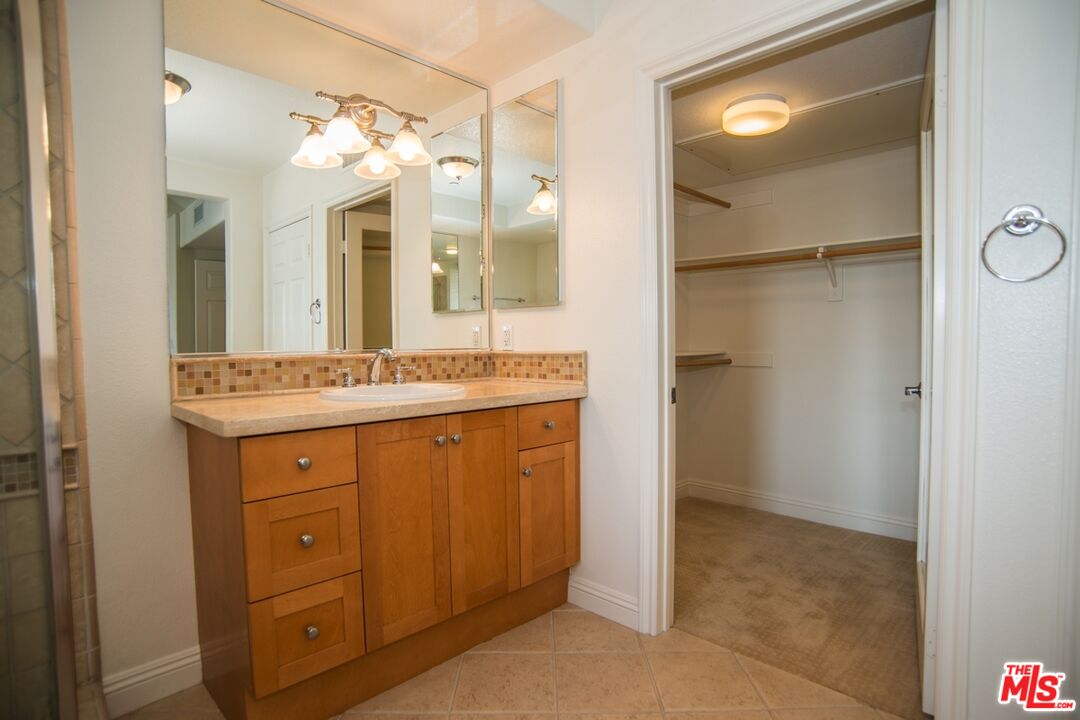 5831 Seawalk Dr Unit: 221