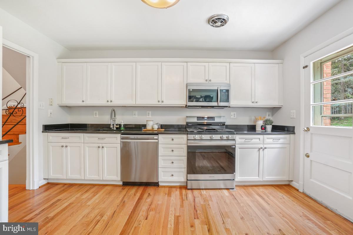 8805 ALTIMONT LANE