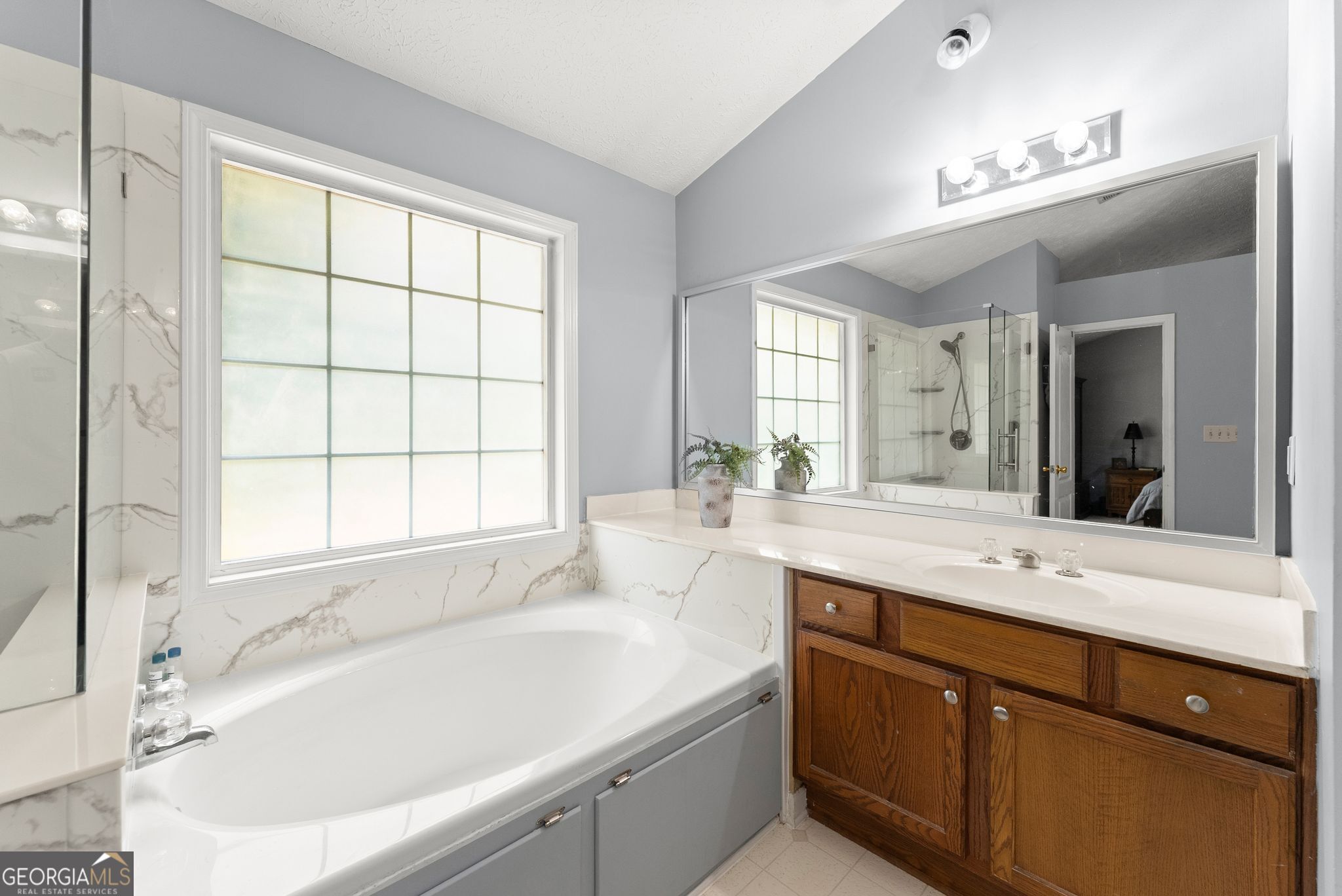 3202 Summit Glen Drive