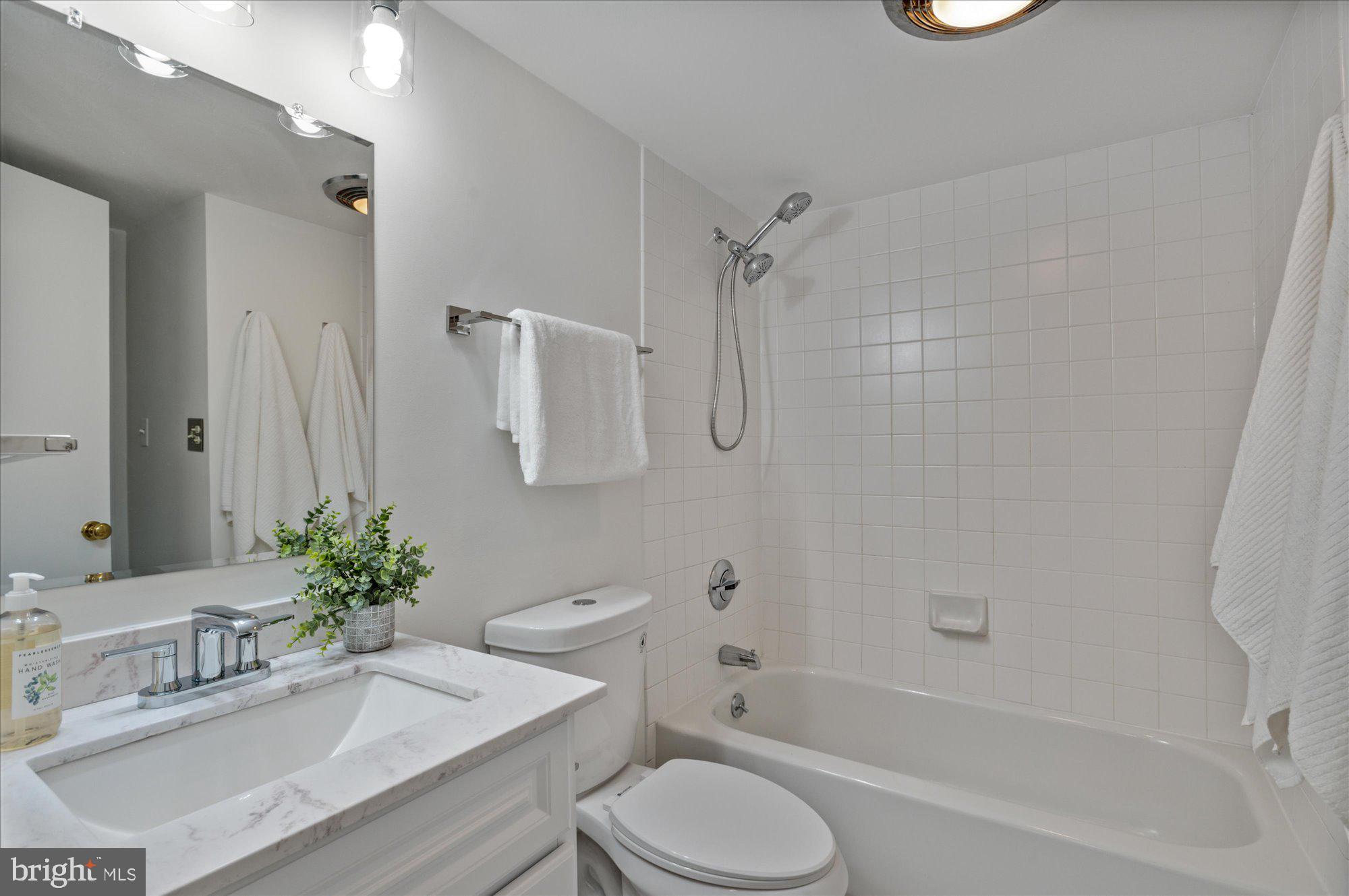 2111 Wisconsin Ave NW #318