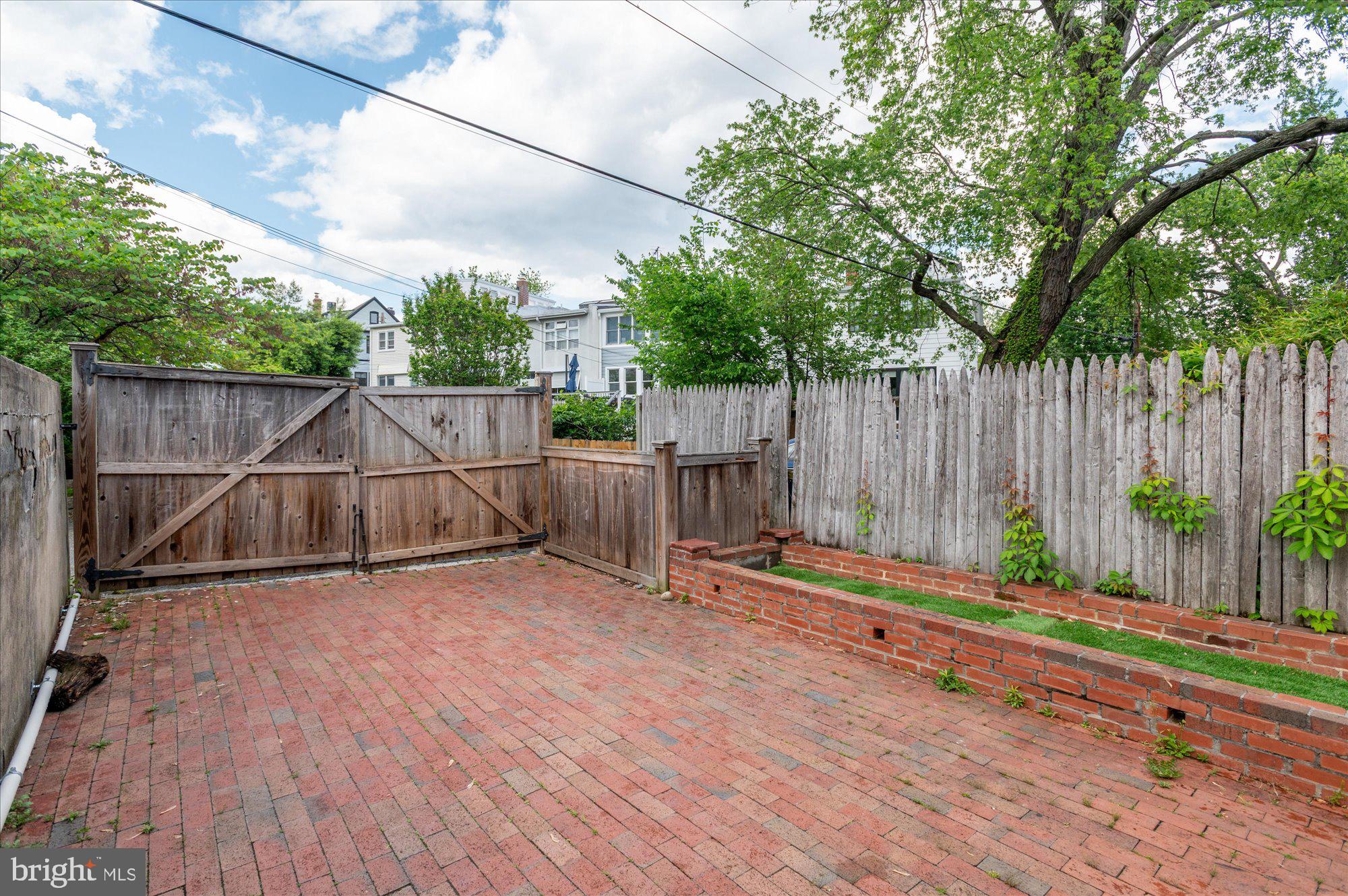 3807 Benton St NW