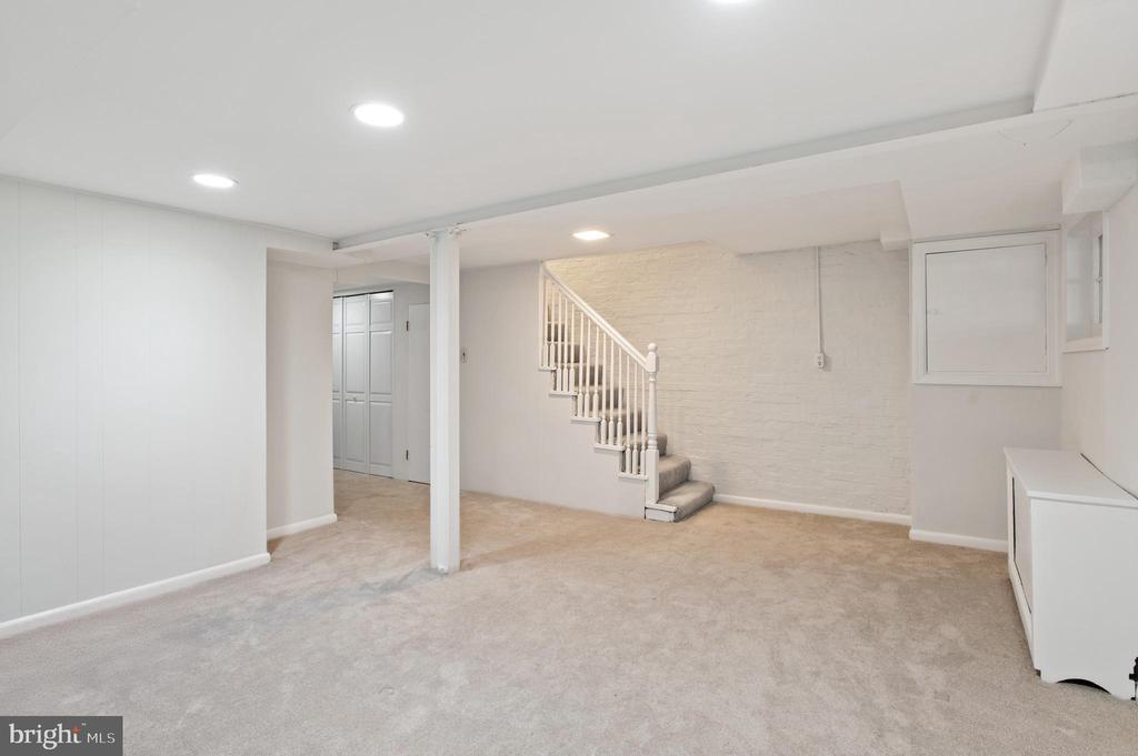 3807 Benton St NW