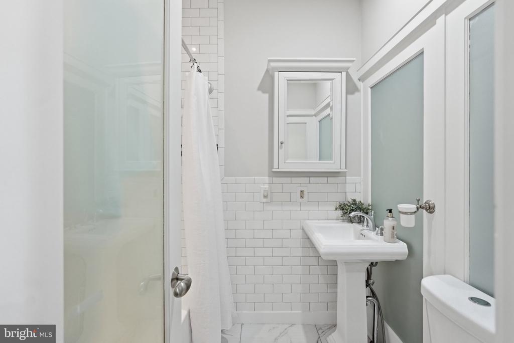 631 NORTH CAROLINA AVENUE SE Unit: 1
