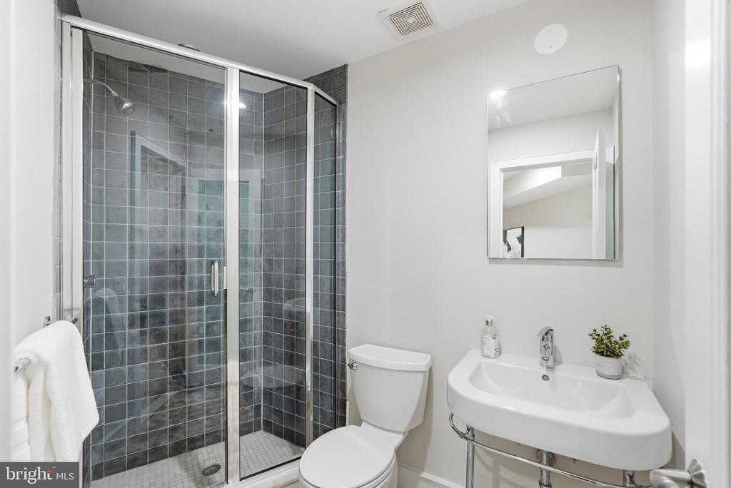 631 NORTH CAROLINA AVENUE SE Unit: 1