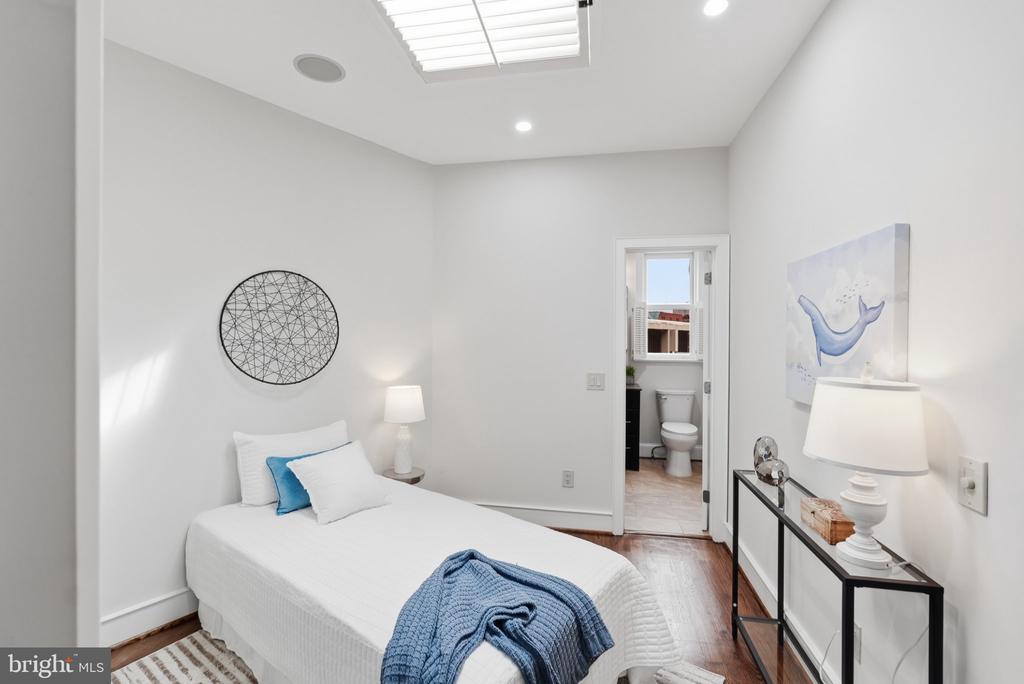 631 NORTH CAROLINA AVENUE SE Unit: 1