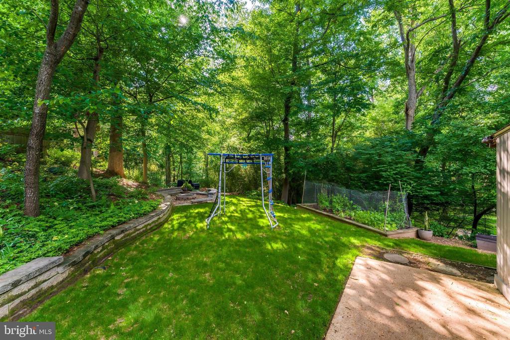 10400 CRESTMOOR DRIVE