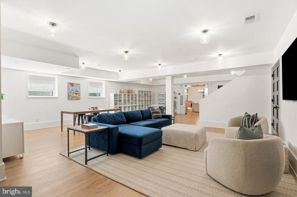 7101 LONGWOOD DRIVE
