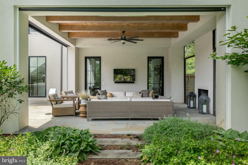 7101 LONGWOOD DRIVE