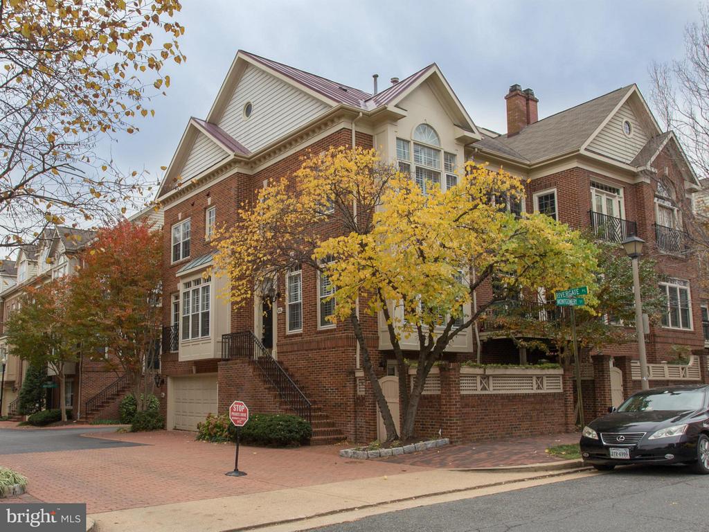 826 RIVERGATE PLACE