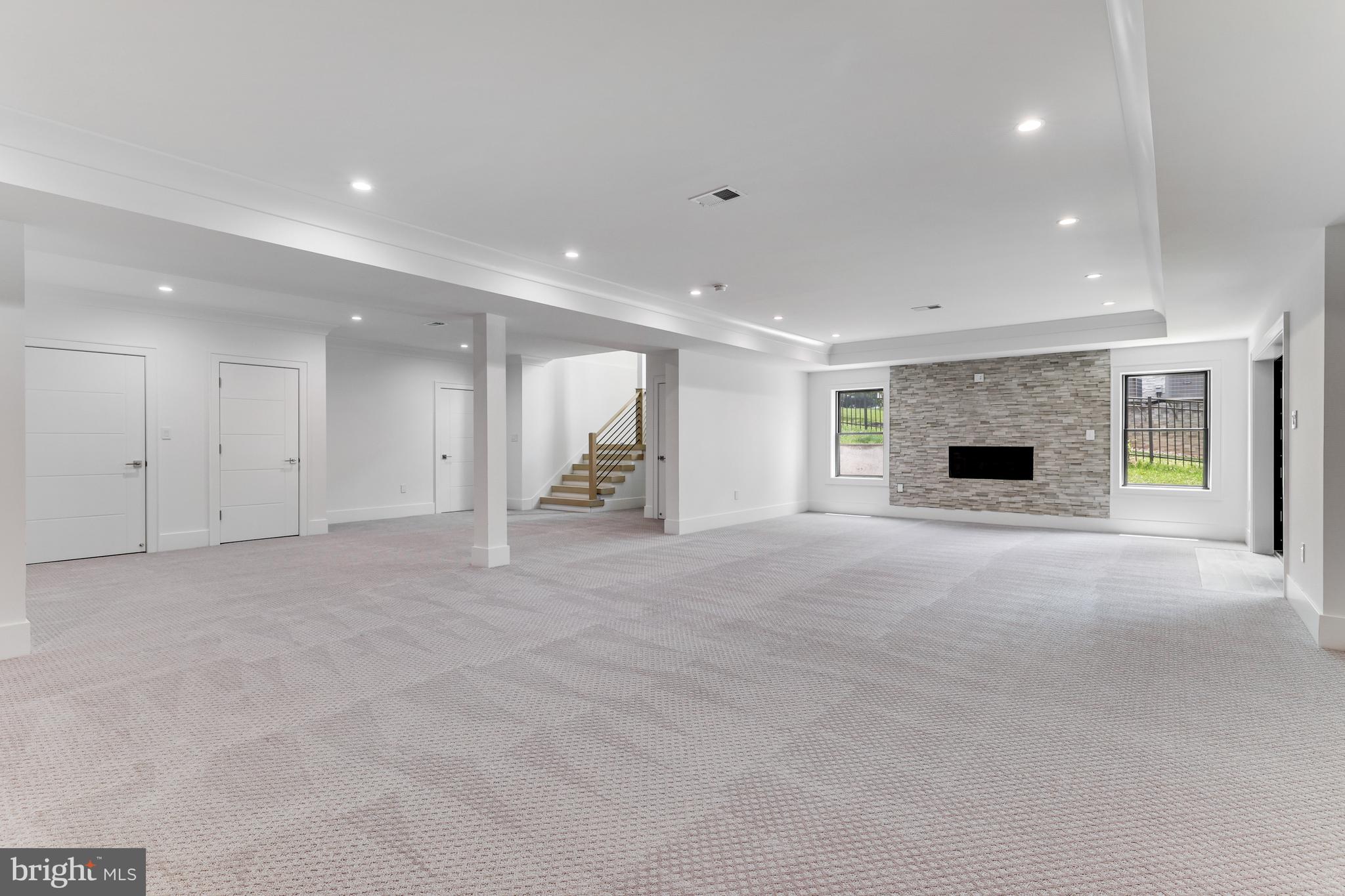 1440 OAKVIEW DRIVE