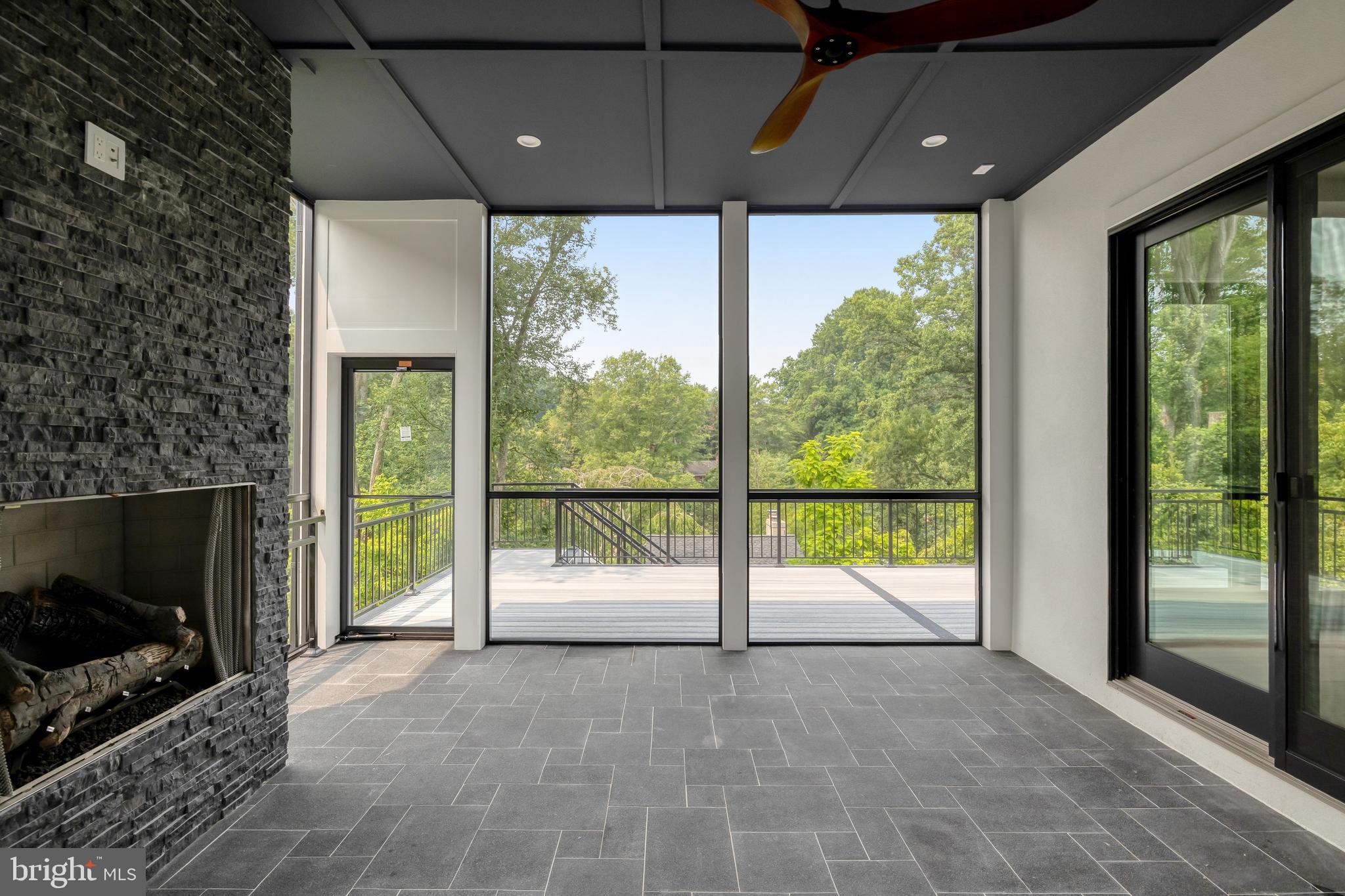 1440 OAKVIEW DRIVE