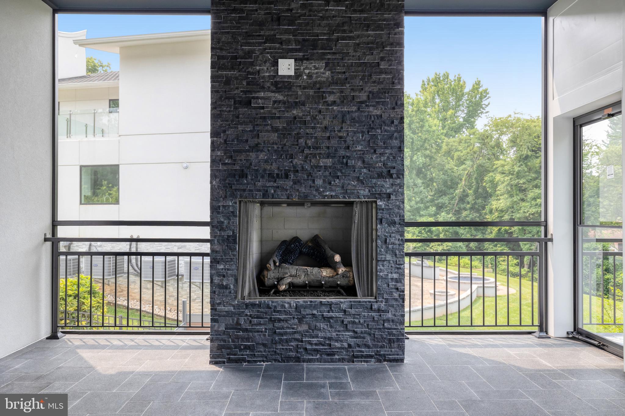 1440 OAKVIEW DRIVE