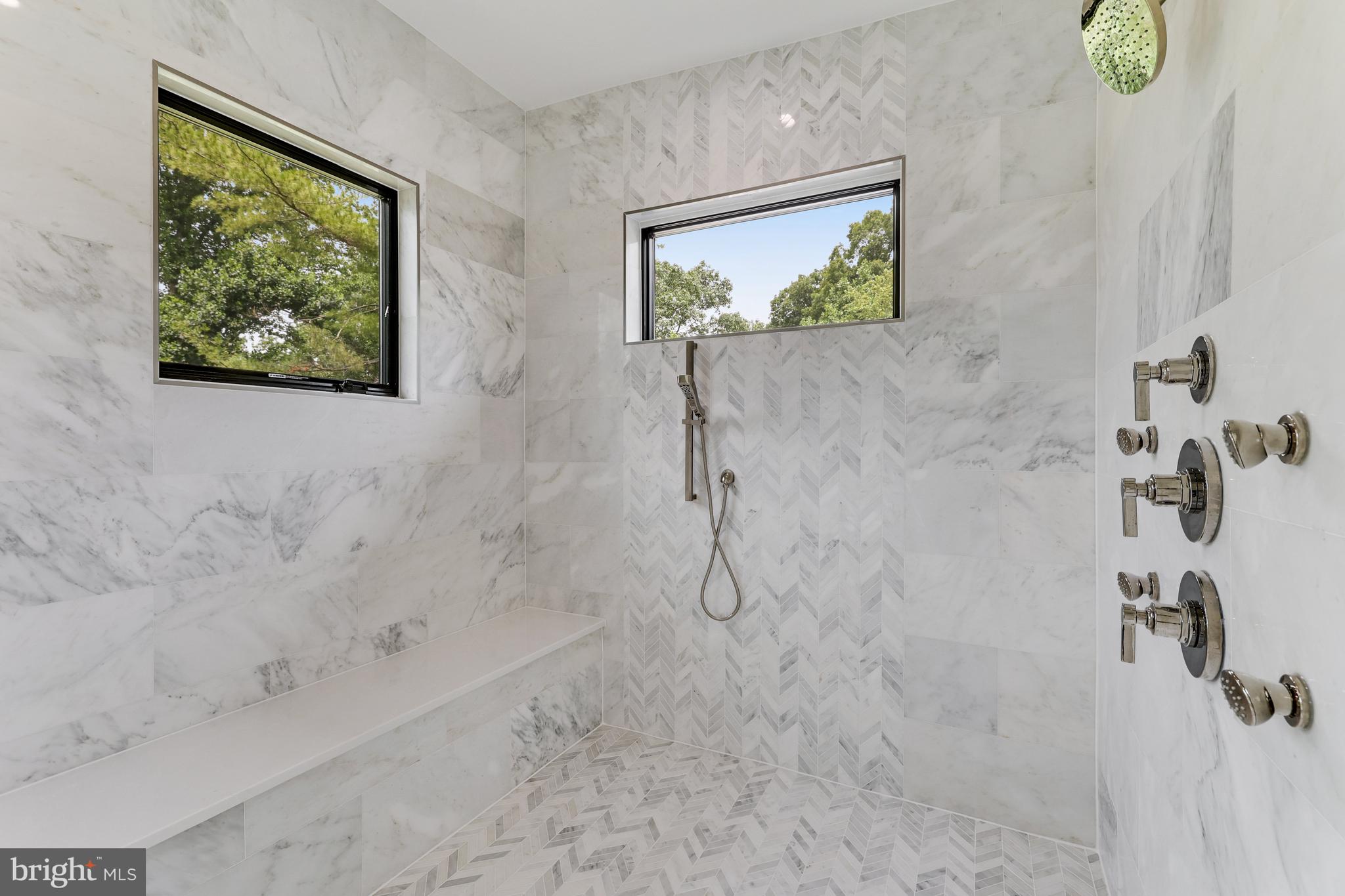 1440 OAKVIEW DRIVE