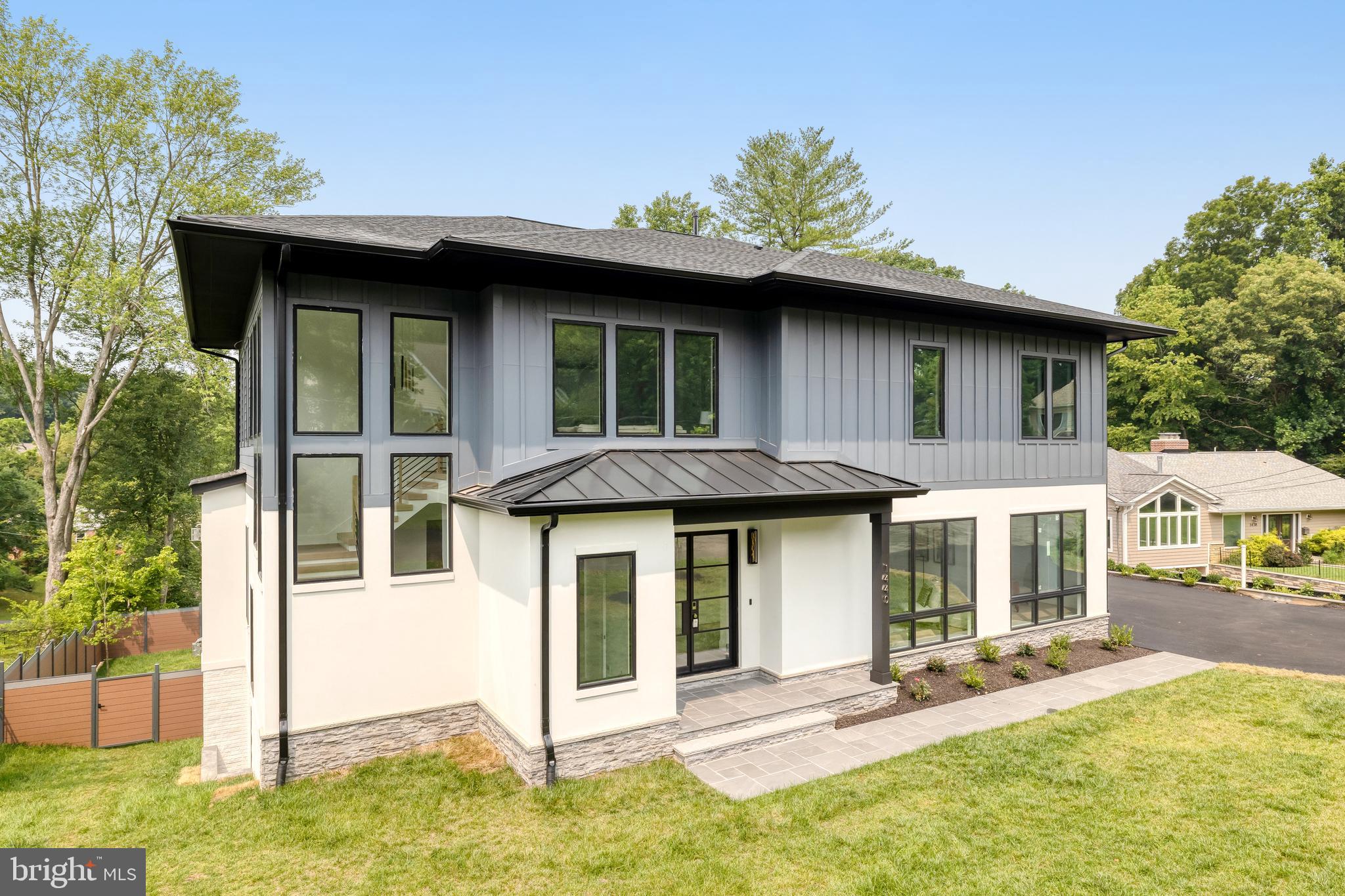 1440 OAKVIEW DRIVE