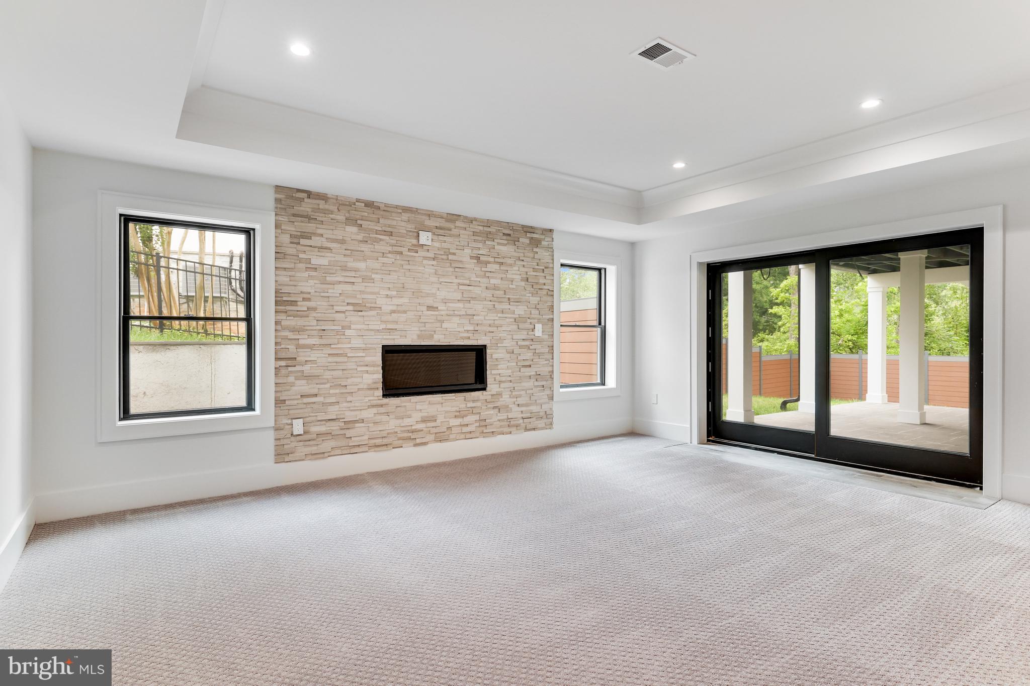 1440 OAKVIEW DRIVE