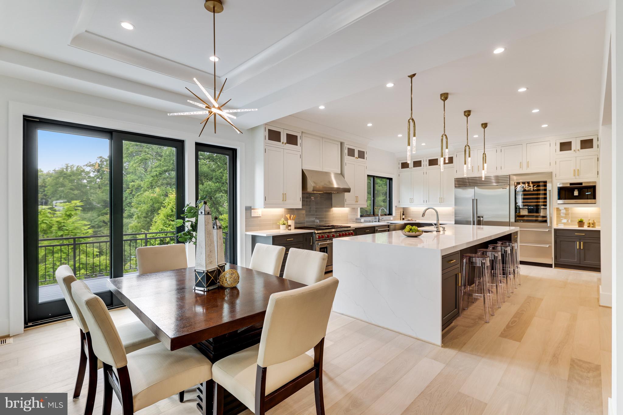 1440 OAKVIEW DRIVE