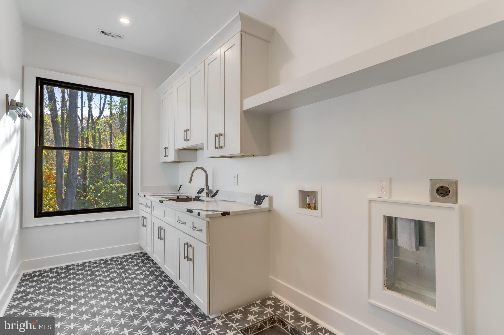 1564 Forest Villa LANE