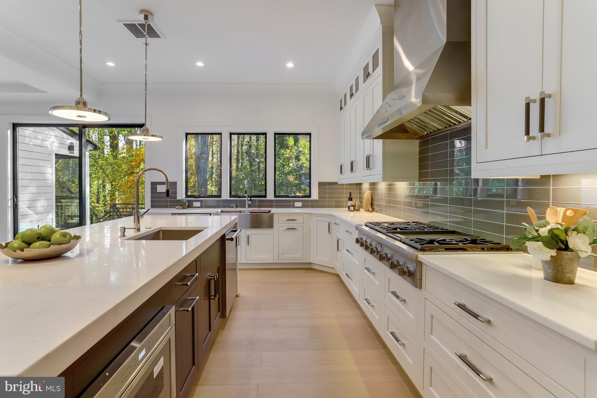 1564 Forest Villa LANE