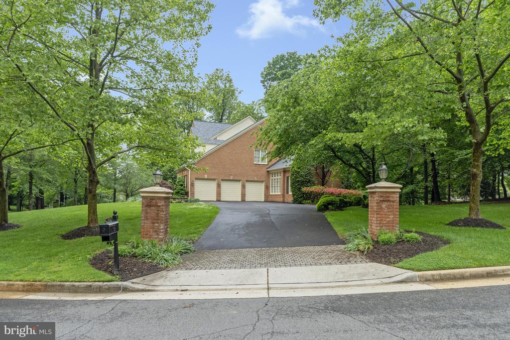 7811 Crownhurst Ct