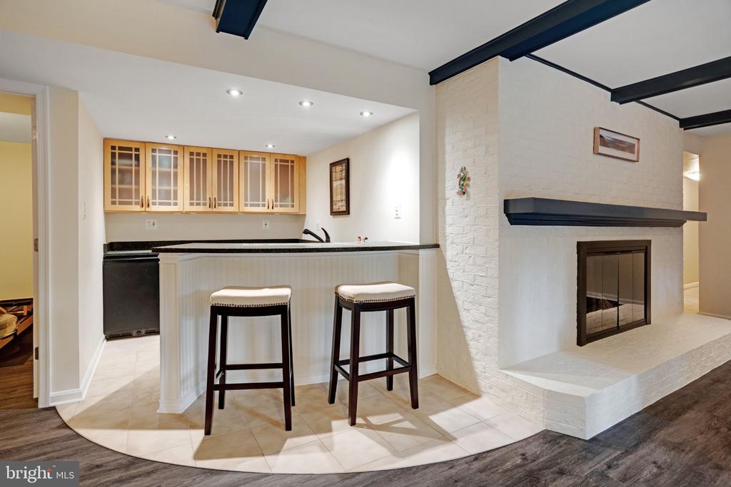 1104 FLOR LANE