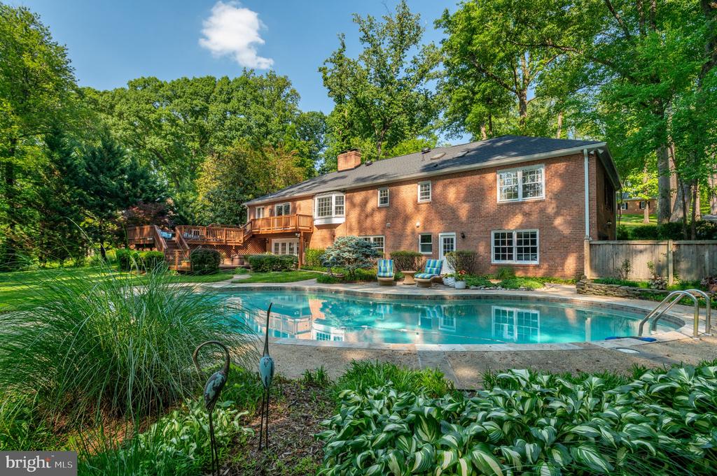 1104 FLOR LANE
