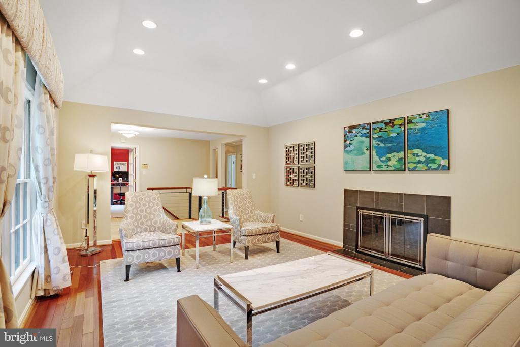 1104 FLOR LANE