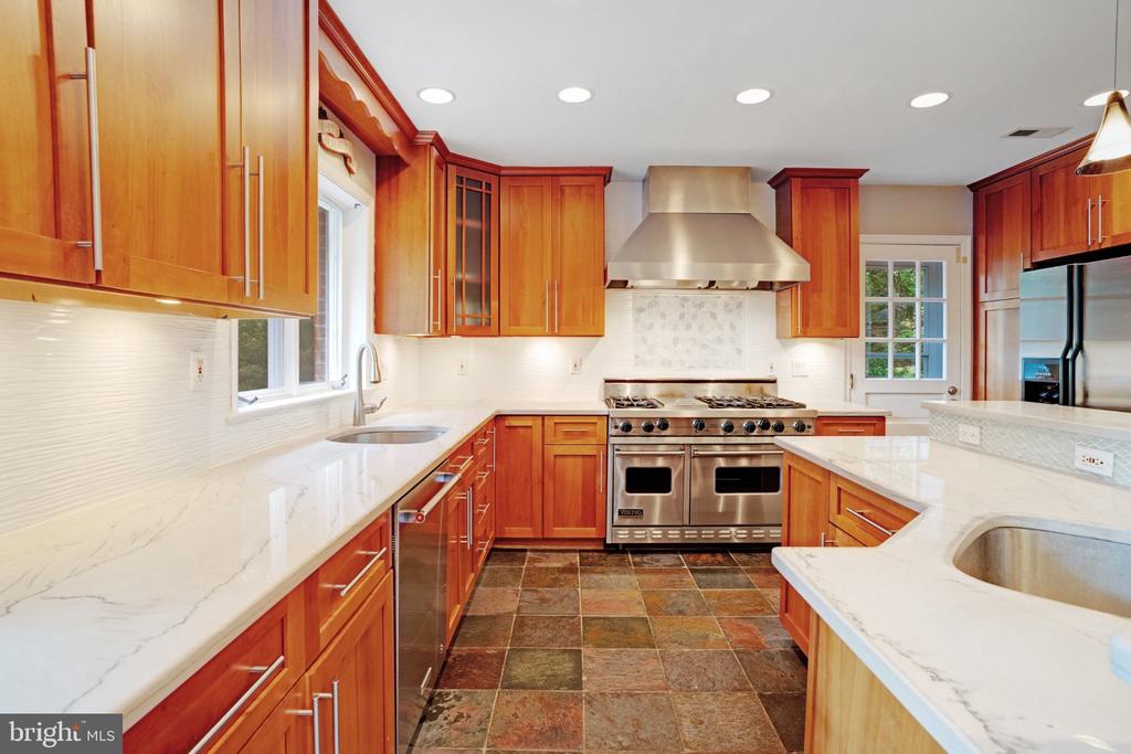 1104 FLOR LANE