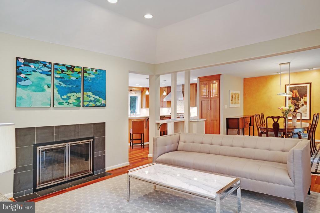 1104 FLOR LANE